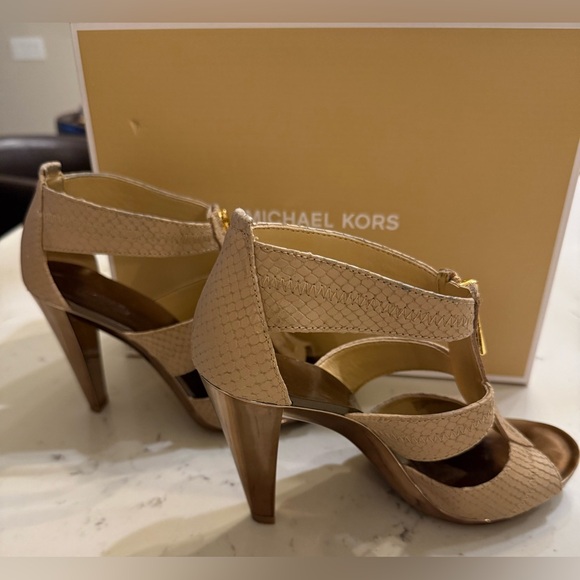 Michael Kors SZ 6.5 Berkeley T-Strap Nude - Picture 2 of 4